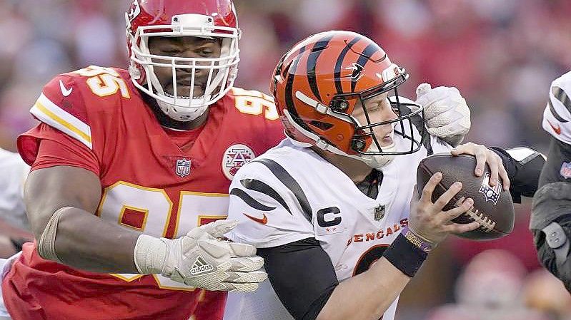 Cincinnati Bengals-Quarterback Joe Burrow (9) durchbricht einen Tackle-Versuch von Kansas City Chiefs-Defensive End Chris Jones (95) während der zweiten Halbzeit. Foto: Eric Gay/AP/dpa