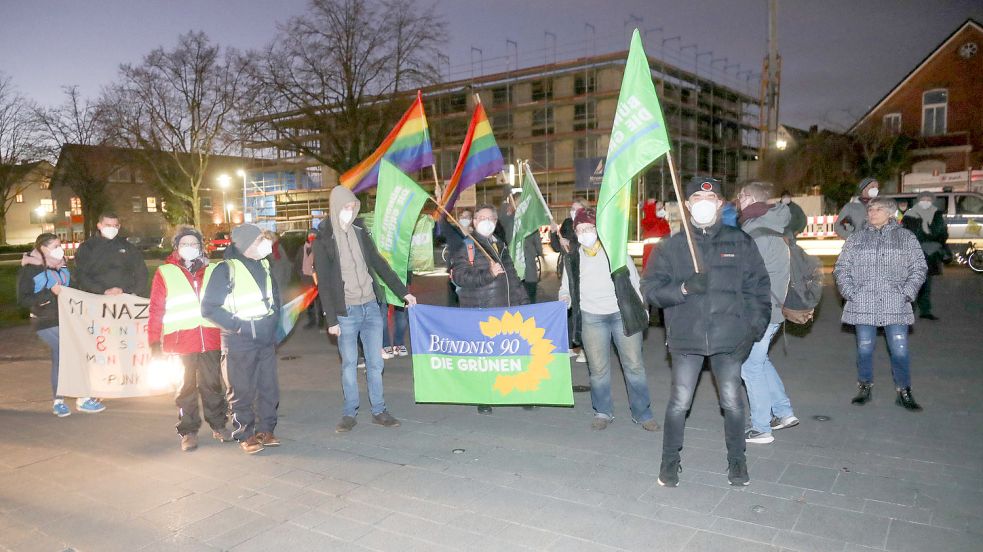 Eine bunte Mischung versammelte sich vor knapp zwei Wochen vor dem Auricher Rathaus. Foto: Romuald Banik