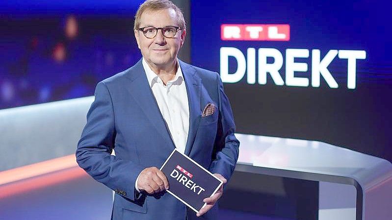 Der Moderator Jan Hofer steht im Studio der Nachrichtensendung „RTL Direkt“. Seit dem 16. August 2021 ist er bei RTL auf Sendung. Foto: Jörg Carstensen/dpa