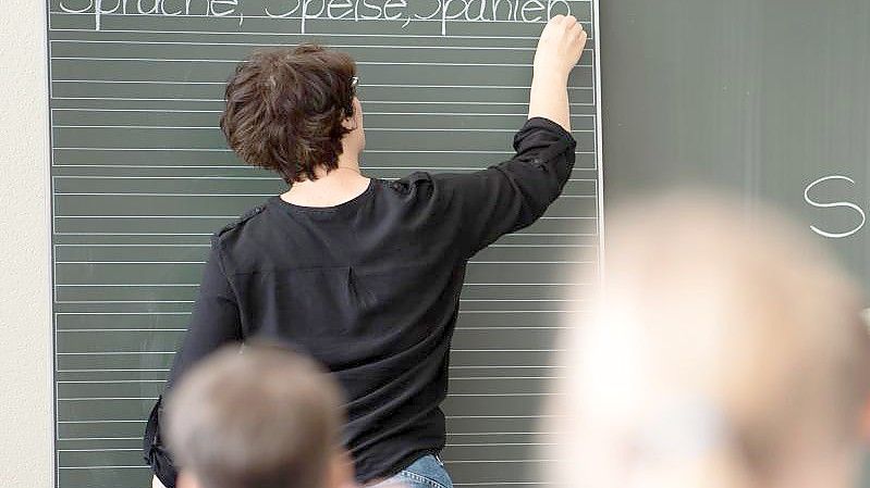 Eine Lehrerin in einer Grundschule. Foto: Sebastian Gollnow/dpa