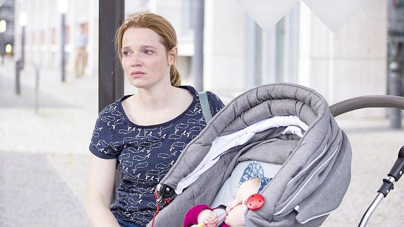 Karoline Herfurth als Sonja in einer Szene des Films "Wunderschön". Foto: -/Warner Bros. /dpa