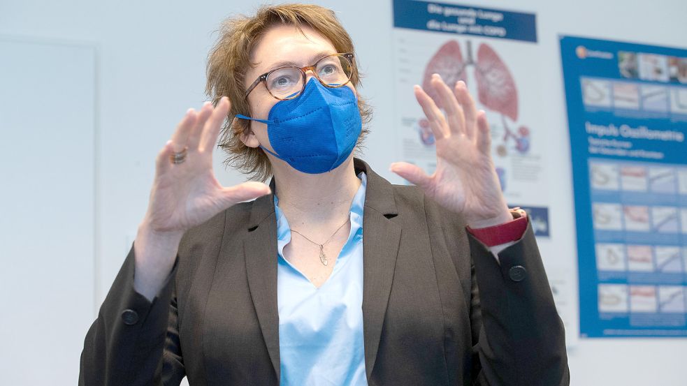 „Wir können es den Steuerzahlern, der Allgemeinheit also, aus meiner Sicht nicht länger zumuten, Zahlungen für Kontaktpersonen in Quarantäne zu schultern, obwohl diese mit einer Booster-Impfung hätte vermieden werden können“, findet Niedersachsens Gesundheitsministerin Daniela Behrens (SPD). Foto: Friso Gentsch/dpa