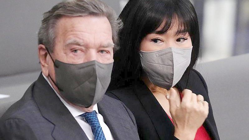 Altkanzler Gerhard Schröder und seine Frau Soyeon Schröder-Kim vor der Kanzlerwahl 2021 auf der Tribüne des Bundestages. Foto: Kay Nietfeld/dpa