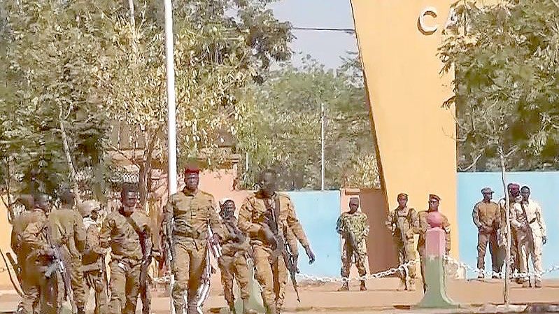 Meuternde Soldaten vor dem Militärlager Guillaume Ouedraogo in Ouagadougou. Foto: Uncredited/AP/dpa