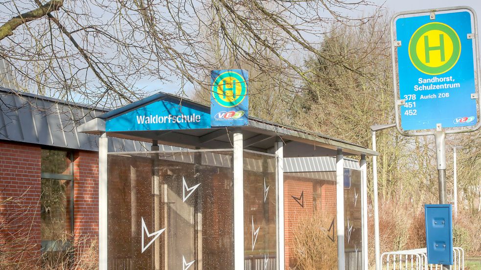 Die Bushaltestelle an der Waldorfschule: Der Omnibusparkplatz und die große Sporthalle sollen in den Besitz der Stadt zurückgehen. Foto: Romuald Banik