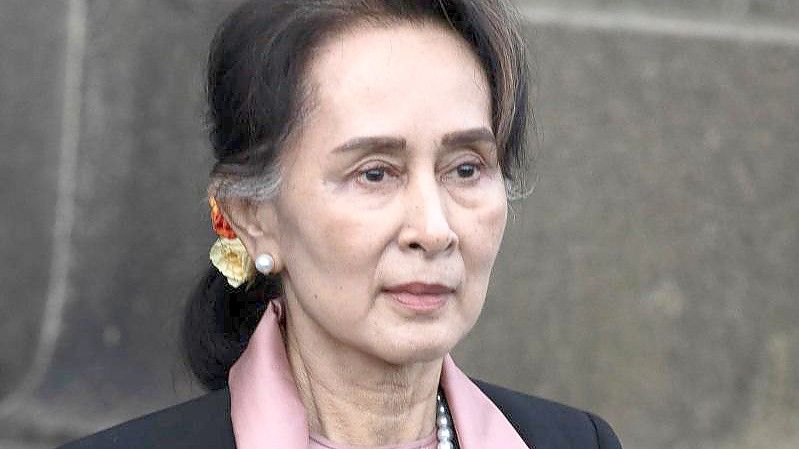 Myanmars vom Militär entmachtete Regierungschefin Aung San Suu Kyi, hier im Jahr 2019 in den Niederlanden. Foto: Peter Dejong/AP/dpa