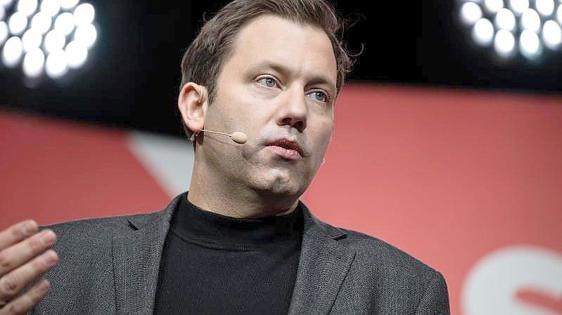 Lars Klingbeil, Vorsitzender der SPD, äußert sich bei einer Pressekonferenz zu der Klausur des SPD-Präsidiums. (Archivbild). Foto: Bernd von Jutrczenka/dpa