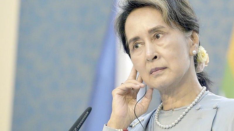 Aung San Suu Kyi, damalige Regierungschefin von Myanmar, wurde inzwischen zu einer mehrjährigen Haftstrafe verurteilt. (Archivbild). Foto: Michaela Øíhová/CTK/dpa