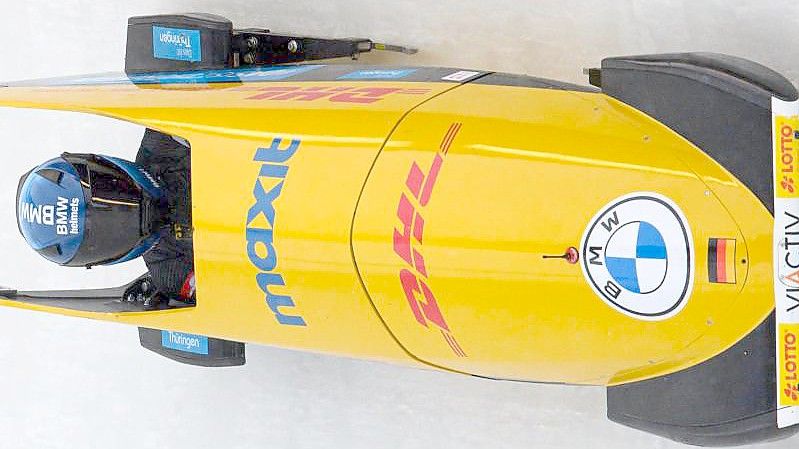 Mariama Jamanka rast im Monobob durch den Eiskanal. Foto: Robert Michael/dpa-Zentralbild/dpa