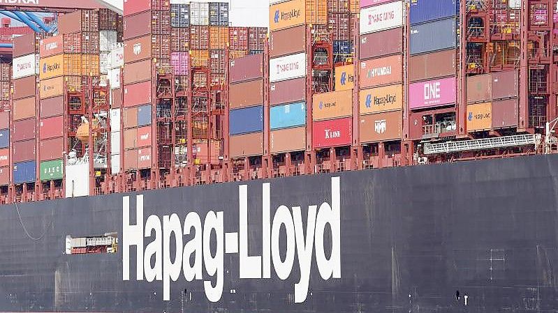 Ein Containerschiff der Hapag-Lloyd im Hamburger Hafen. Foto: Marcus Brandt/dpa