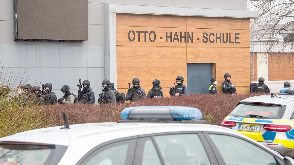 Polizisten riegeln die Schule vorsorglich ab. Foto: dpa/Daniel Bockwoldt