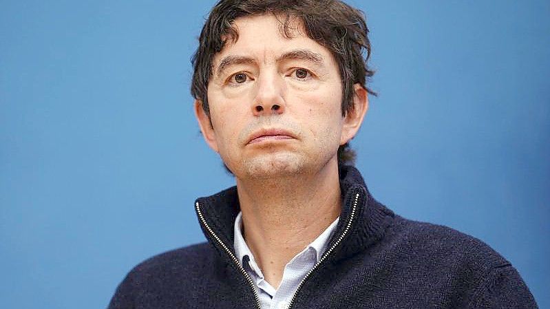 Christian Drosten, Direktor des Instituts für Virologie an der Charité Berlin, äußert sich in der Bundespressekonferenz zur aktuellen Corona-Lage. Foto: Kay Nietfeld/dpa