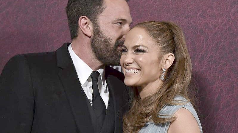 Ben Affleck und Jennifer Lopez bei der Premiere von „The Tender Bar“ 2021 im TCL Chinese Theatre. Foto: Jordan Strauss/Invision /AP/dpa