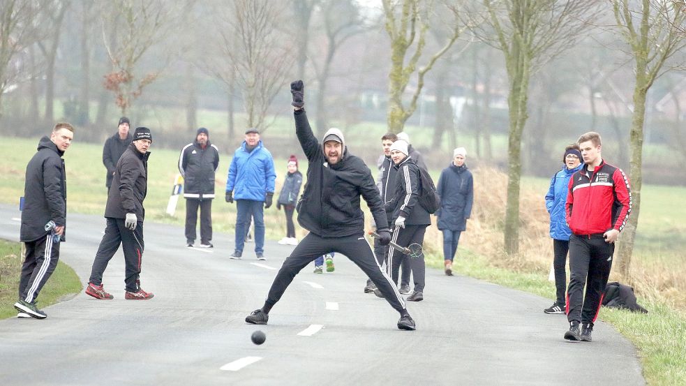 Friesensportler dürfen auch ungeimpft am Sonntag boßeln. Es gelten die 3G-Regeln. Foto: Wilfried Gronewold