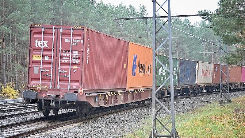 Der Transport von Gütern - auf der Schiene oder auf der Straße?. Foto: Soeren Stache/dpa-Zentralbild/dpa