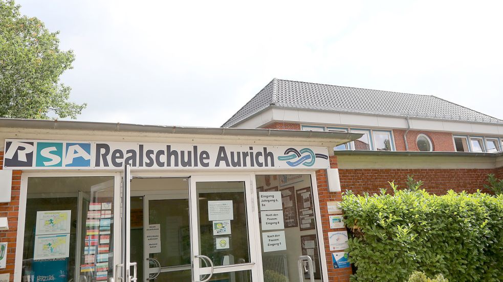 Bislang stand die Tür der Auricher Realschule auch Schülern aus Südbrookmerland offen. Das wird sich voraussichtlich bald ändern. Foto: Romuald Banik
