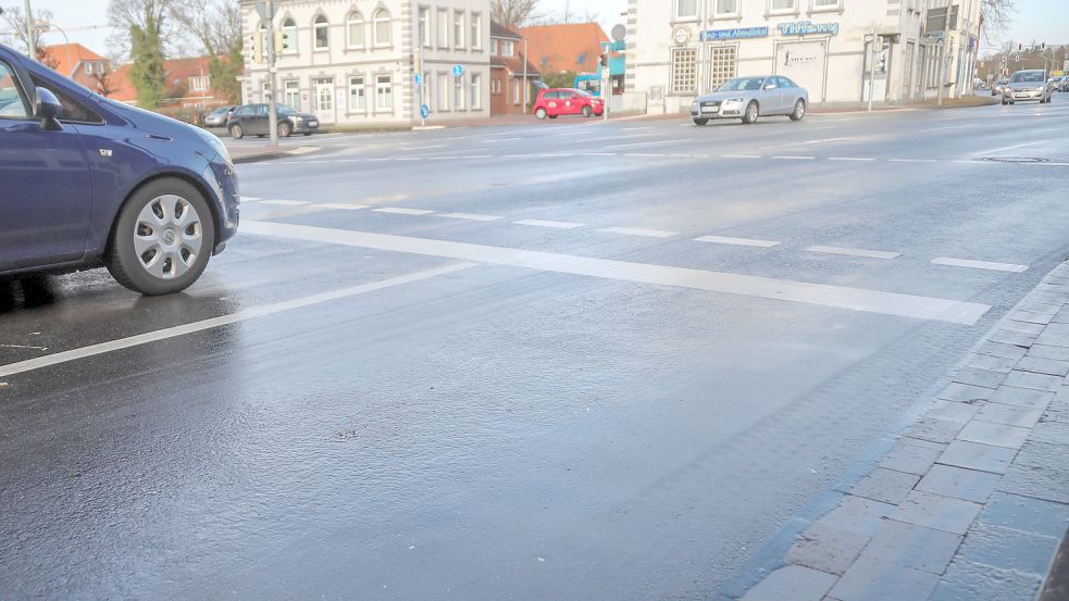 Reifenspuren haben sich in den Asphalt geprägt – ein Hinweis auf die mangelhafte Qualität des Materials. Foto: Romuald Banik
