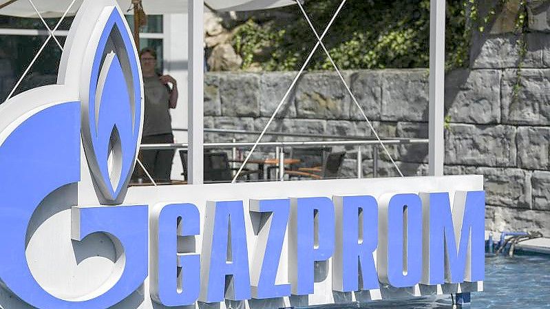 Das Logo des russischen Energielieferanten Gazprom. Foto: Patrick Seeger/dpa