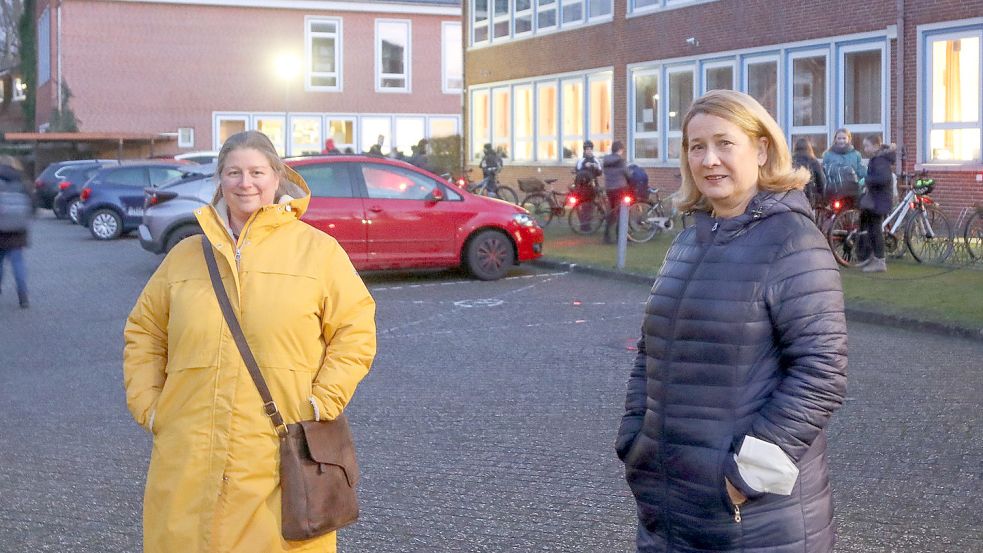 Realschulleiterin Kathrin Peters (rechts) und die stellvertretende Schulelternratsvorsitzende Ute Friedrichs beaufsichtigten am Mittwochmorgen die Eingänge der Realschule. Foto: Romuald Banik