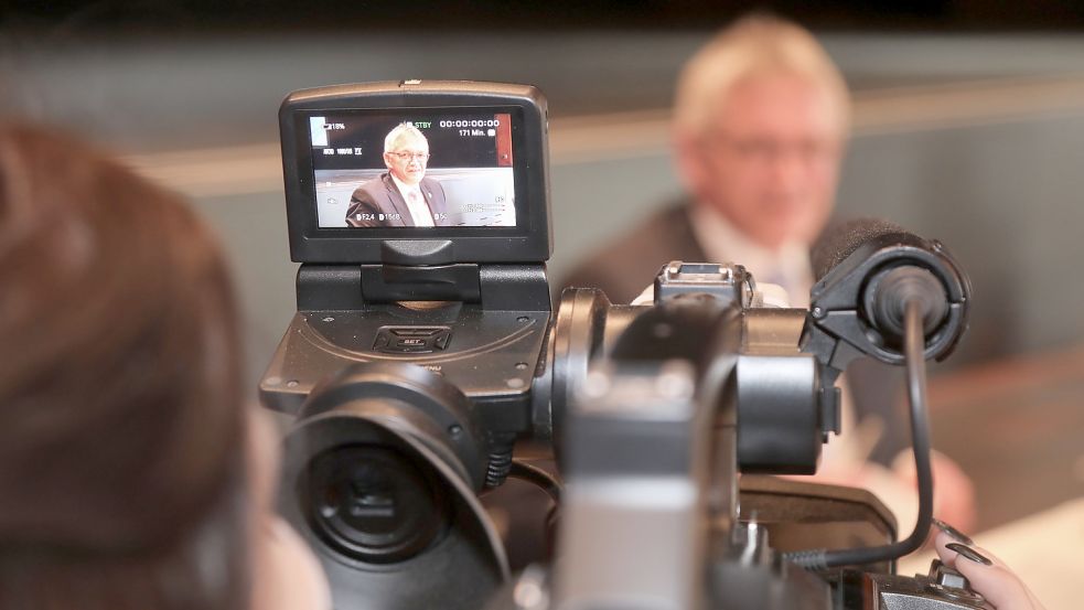 Der Auricher Landrat Olaf Meinen präsentierte den Kreis-Haushalt 2022 am Mittwoch per Video-Liveübertragung aus der Stadthalle. Foto: Romuald Banik