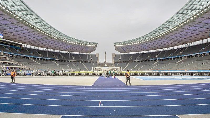 Die Tribünen des Berliner Olympiastadions waren am 18. Spieltag der Fußball-Bundesliga fast menschenleer. Foto: Andreas Gora/dpa