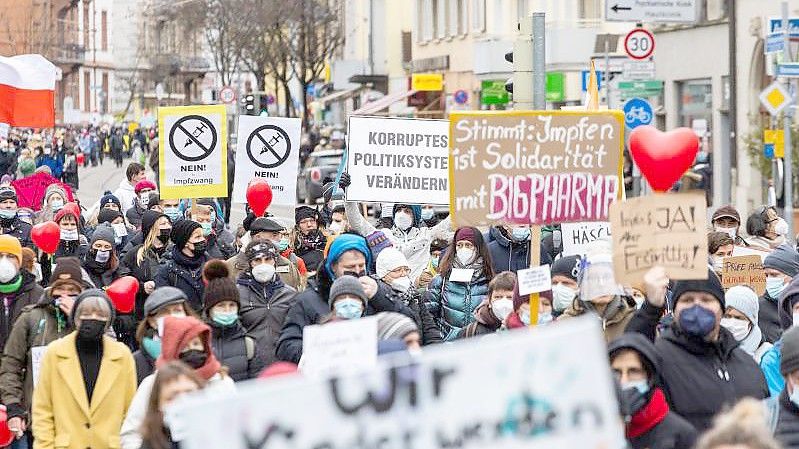 In Freiburg demonstrieren Menschen gegen die Corona-Maßnahmen. Aber auch im Ausland kommt es immer wieder zu Protesten. Foto: Philipp von Ditfurth/dpa