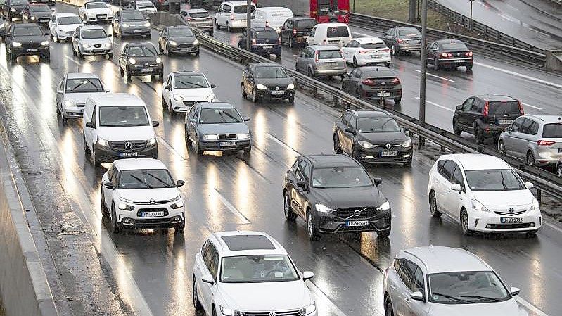 Autos stauen sich auf der Autobahn 100 in Berlin. Foto: Fabian Sommer/dpa