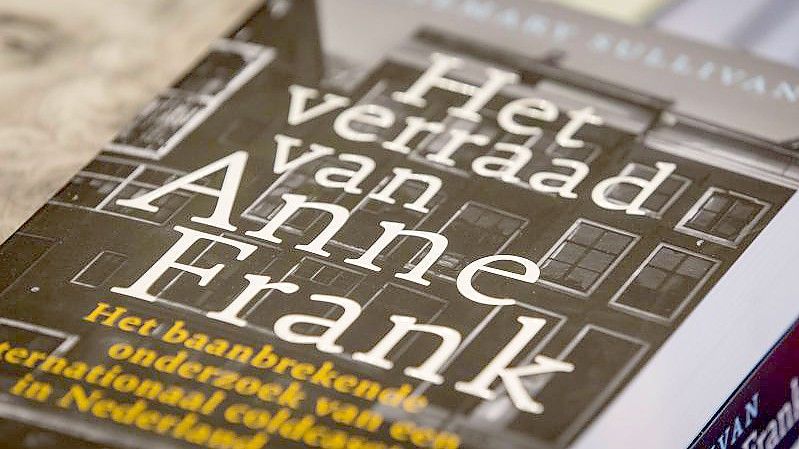 Das Cover des Buches „Het verraad van Anne Frank“ („Der Verrat von Anne Frank“) von Rosemarie Sullivan. Foto: Sem Van Der Wal/ANP/dpa