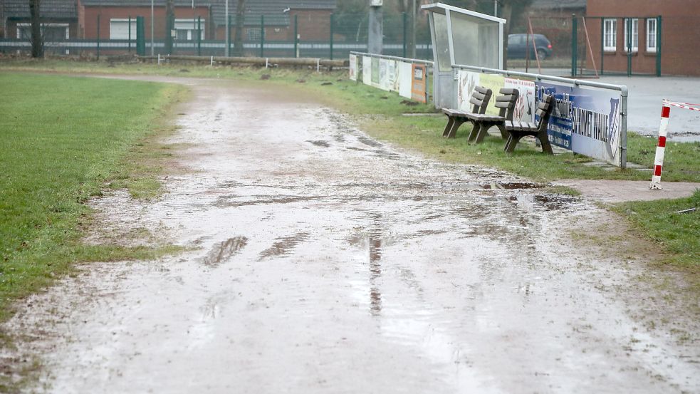 Die Aschenbahn auf dem Sportplatz in Walle ist als solche kaum zu erkennen. Sie muss dringend saniert werden. Foto: Romuald Banik