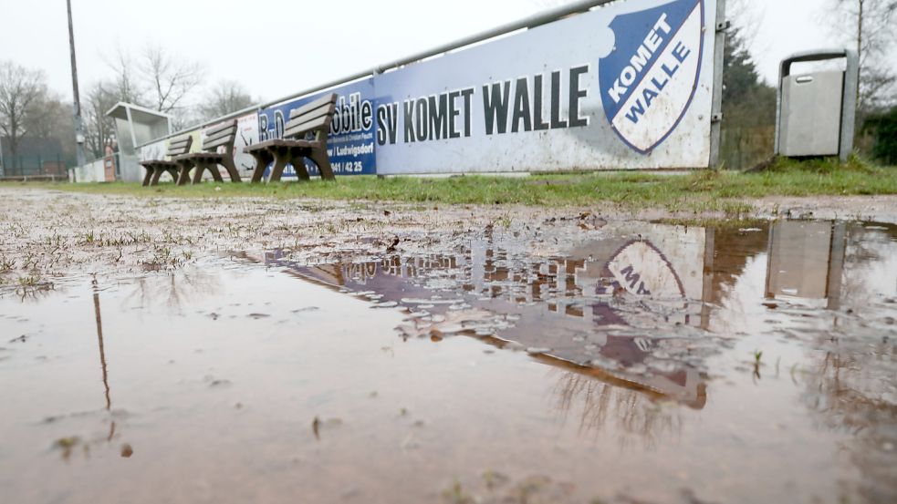 Wasser läuft nicht ab, Gras wächst auf der Bahn, an einigen Stellen brechen Wurzeln durch – an Lauftraining ist in Walle kaum zu denken. Foto: Romuald Banik
