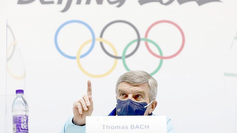Thomas Bach, Präsident des Internationalen Olympischen Komitees (IOC), spricht auf einer Pressekonferenz. Foto: -/kyodo/dpa