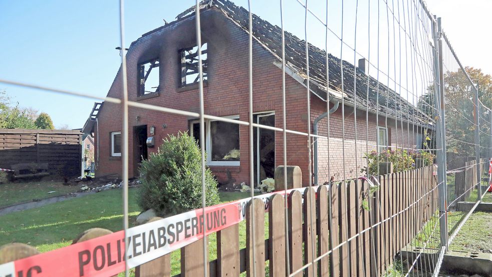 •Das Obergeschoss des Hauses im Auricher Stadtteil Walle brannte in der Nacht zum 2. November 2020 vollständig aus. Archivfoto: Romuald Banik