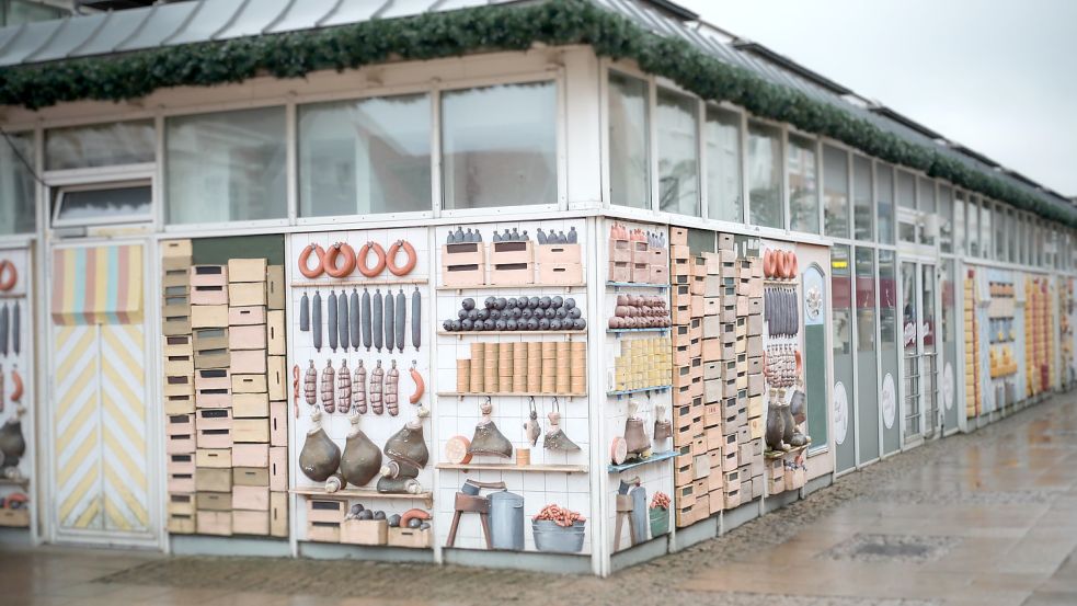 Käse, Wurst, Schinken - die Außenwände der Auricher Markthalle könnten bald wieder Hinweise auf deren Inhalt geben. Foto: Romuald Banik