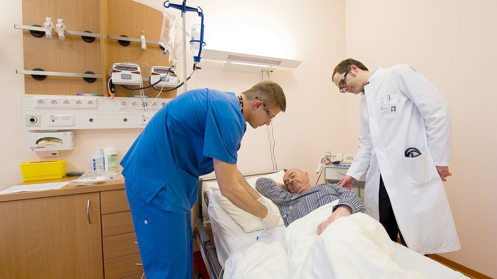 Betreuung eines Patienten auf der Krebsstation des Universitätsklinikums Dresden. An diesem Freitag ist Weltkrebstag. Foto: dpa-Zentralbild
