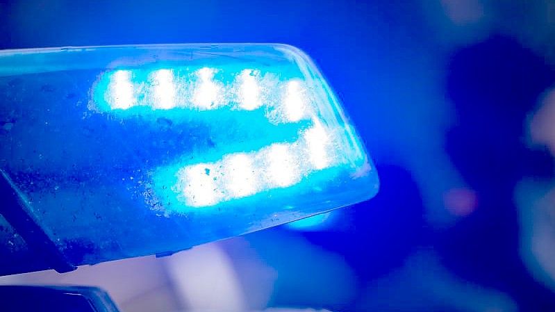 Blaulicht eines Polizeiautos: In Rüsselsheim bei Darmstadt hat eine Rentnerin in ihrer Wohnung Rauschgift ihres Nachbarn aufbewahrt. Foto: Stefan Sauer/dpa