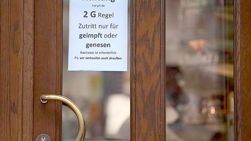 Kieler Ökonomen bezweifeln, ob Lockerungen der 2G-Regel wirklich zu besseren Geschäften im Handel und der Gastronomie führen. Foto: Britta Pedersen/dpa-Zentralbild/dpa