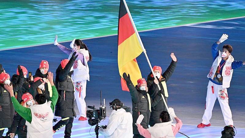 Die Mannschaft aus Deutschland mit den Fahnenträgern Claudia Pechstein und Francesco Friedrich zieht ins Stadion ein. Foto: Peter Kneffel/dpa