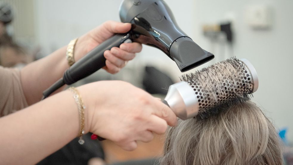 Friseure waren anfangs stark von den Einschränkungen durch die Pandemie betroffen. Die Zahl der Selbstständigen ist aber relativ konstant geblieben. Foto: DPA