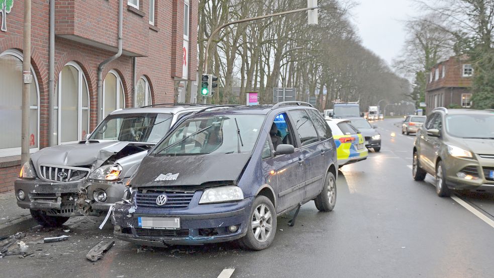 Die Unfallwagen wurden gegen 9 Uhr abgeschleppt. Foto: Franziska Otto