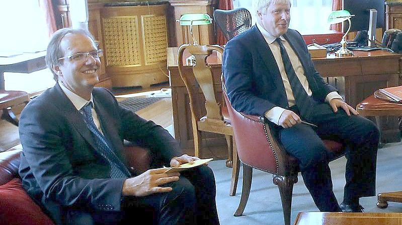 Premierminister Boris Johnson verliert seinen wichtigsten Privatsekretär Martin Reynolds (l). Foto: Kirsty Wigglesworth/PA Wire/dpa