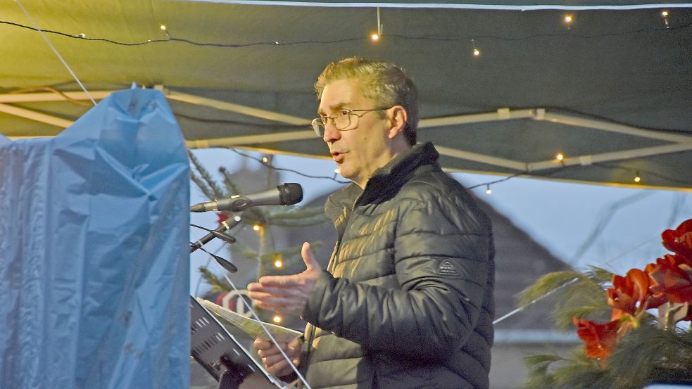 Norbert Masslich, Pastor in Rechtsupweg und Siegelsum (hier beim Open-Air-Weihnachtsgottesdienst 2021), beendet seine berufliche Laufbahn. Foto: Thomas Dirks