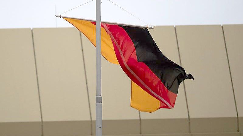 Eine Deutschlandfahne in Kusel auf Halbmast. Foto: Sebastian Gollnow/dpa