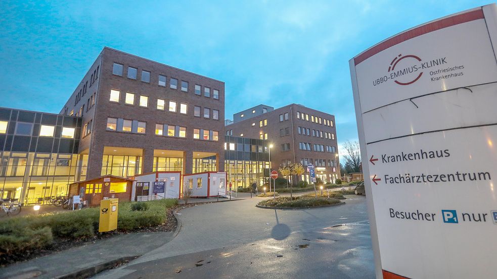 In der Ubbo-Emmius-Klinik in Aurich wurden am Freitag vier Patienten wegen Covid-19 behandelt. Keiner von ihnen lag auf der Intensivstation. Foto: Romuald Banik