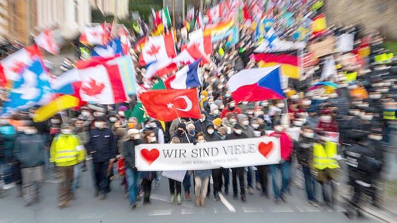 Teilnehmer einer Demonstration gegen die Corona-Politik laufen durch Osnabrück. Foto: Lino Mirgeler/dpa