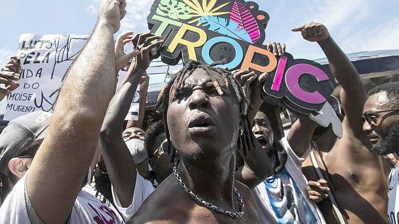 Menschen demonstrieren in Rio de Janeiro nach dem gewaltsamen Tod eines kongolesischen Einwanderers. Foto: Bruna Prado/AP/dpa