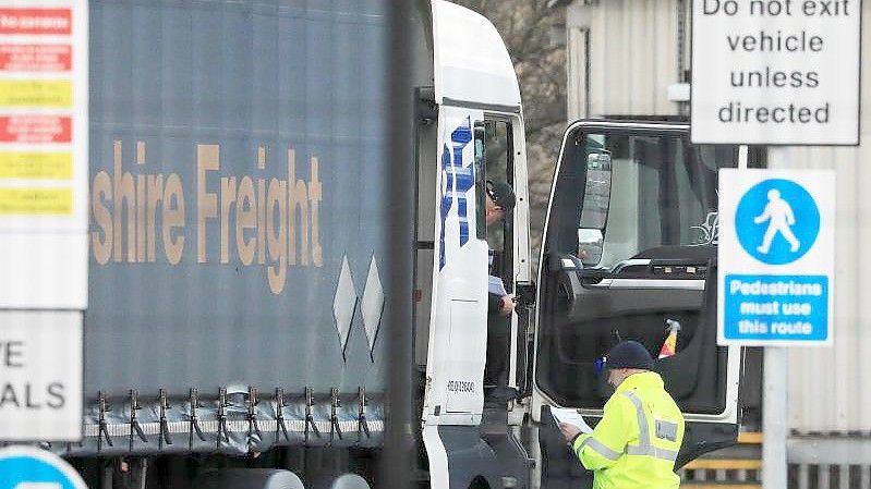 Eine Kontrollstelle am Hafen von Belfast. Foto: Peter Morrison/PA Wire/dpa