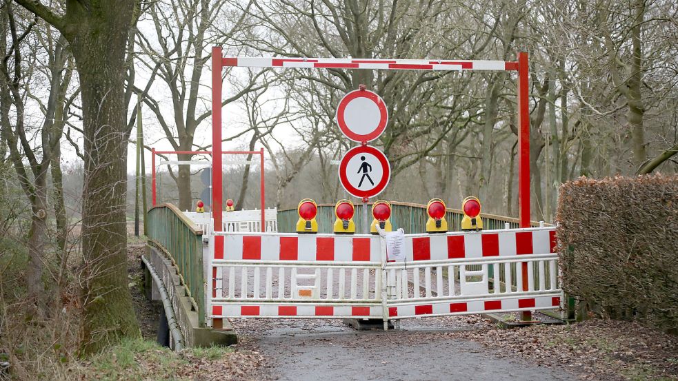 Hier darf seit Oktober vorigen Jahres niemand mehr durch: Die Kroglitzwegbrücke ist nicht mehr standsicher. Foto: Romuald Banik