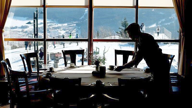 Ein Hotelrestaurant am Fichtelberg in Sachsen. Foto: Sebastian Willnow/dpa-Zentralbild/dpa