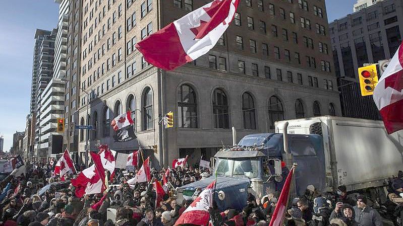 Lkw-Fahrer und Demonstranten in Toronto. Foto: Chris Young/The Canadian Press via AP/dpa