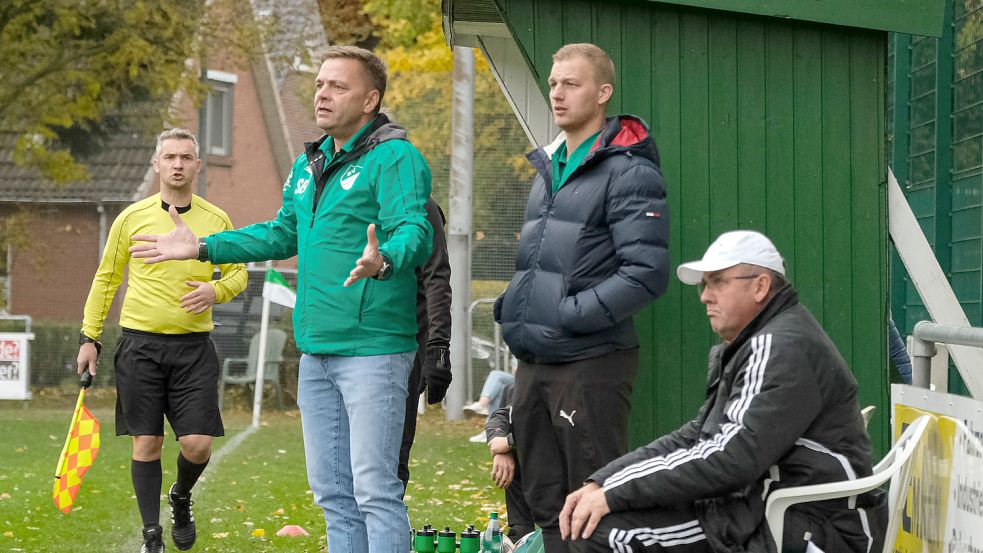 Der Wallinghausener Trainer Sven Bünting (Zweiter von links) ist zum Zuschauen verdammt, wenn die Konkurrenz aus Middels in der Fußballbezirksliga ihre Nachholspiele austrägt. Wallinghausen hat bereits alle Partien gespielt. Nur eine der beiden Mannschaften wird sich für die Aufstiegsrunde qualifizieren. Foto: Helmut Vortanz